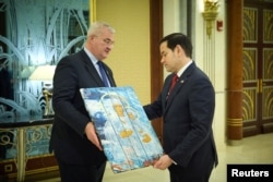 Міністр закордонних справ України Андрій Сибіга передає ікону, намальовану на кришках ящиків з-під боєприпасів, привезених зі сходу України, держсекретарю США Марко Рубіо під час зустрічі в Джидді, Саудівська Аравія, 11 березня 2025 року