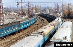 Потяги на залізничному вокзалі в Маріуполі. Ілюстративне фото