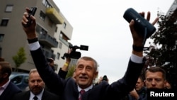 Lider stranke ANO Andrej Babiš slavi nakon objave preliminarnih rezultata parlamentarnih izbora, Prag, 4. oktobra 2025.