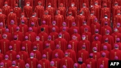 Щоб стати папою, кандидат має заручитись підтримкою двох третин голосів на Конклаві