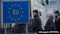 Группа выходцев из Чечни на пограничном пункте в Хорватии, архивное фото