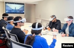 Дизајнерите на првиот египетски виртуелен град Метатут за време на виртуелна тура во Метаверзумот во Каиро, 5 декември 2022