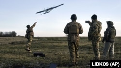 Украинские военные запускают дрон, архивное фото