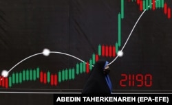 Un banner din timpul celei de-a 26-a ediții a Expoziției Internaționale de Petrol, Gaze și Petrochimie din Teheran, la 13 mai. Ministerul iranian al Petrolului a spus că la expoziție au participat peste 1000 de companii, dar multe companii internaționale mari nu au putut participa ca urmare a sancțiunilor americane din cauza programului nuclear iranian.