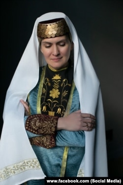 Эльмира в традиционном костюме крымских татар. Золотые монеты, которыми украшали фесы, часто срезали и продавали, чтобы выжить в местах депортации