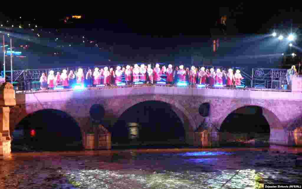 Performans "Stoljeće mira nakon stoljeća ratova" na Latinskoj ćupriji 