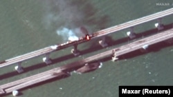 На спутниковом снимке виден дым от пожара на Керченском мосту в Керченском проливе, 8 октября 2022 года