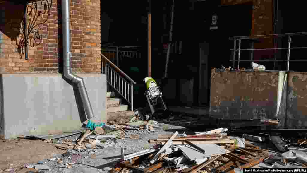 Дитяче крісло у дворі житлового будинку, який потрапив під ракетний&nbsp;&nbsp;обстріл. У Києві 10 жовтня зафіксовано 7 ударів по місту. Внаслідок обстрілів у столиці 6 людей загинули, 50 постраждали