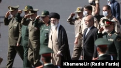 Врховниот водач на Иран Али Хамнеи на заедничката церемонија на дипломирање за кадети на академиите на вооружените сили во Техеран, на 3 октомври 2022 година