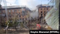 Зруйнований ракетними ударами будинок в центрі Запоріжжя, жовтень 2022 року