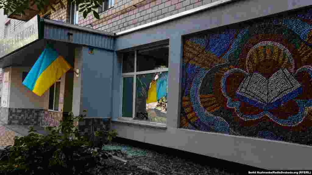 Наслідки російського ракетного обстрілу: пошкодженні вибуховою хвилею вікна міської спеціалізованої юнацької бібліотеки. Київ, 10 жовтня