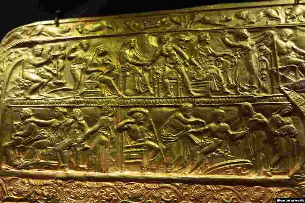 Ще одна копія. У Києві виставлено золотий ритуальний сагайдак &ndash; давній скарб із кургану скіфського царя&nbsp;з четвертого століття до нашої ери. Міністр культури України Олександр Ткаченко в інтерв'ю агенції AP заявив, що російські військові пограбували тисячі експонатів із майже 40 українських музеїв