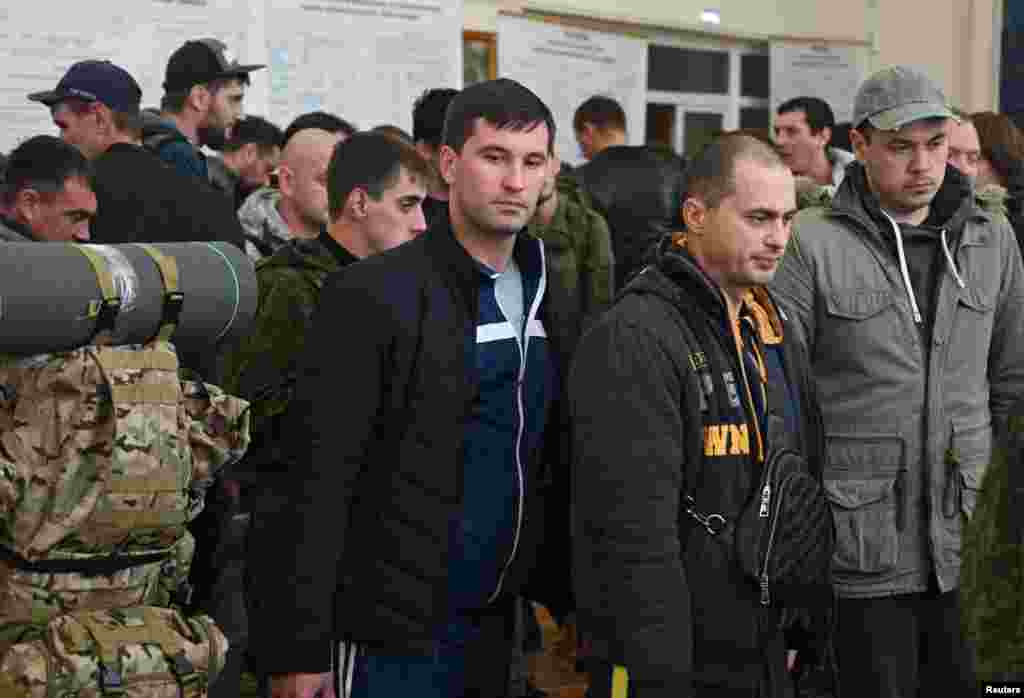 Noi recruți ai armatei ruse sosesc la un punct de adunare desemnat în Bataisk. Comandamentul militar Sud al forțelor armate ucrainene a anunțat la 27 septembrie că operațiunea militară contraofensivă din regiunea Herson, sud-estul Ucrainei, s-a soldat cu 77 de militari ruși uciși și cu distrugerea a șase tancuri, cinci obuziere, trei instalații antiaeriene și 14 vehicule blindate ale armatei ruse. Afirmația nu a putut fi verificată în mod independent.