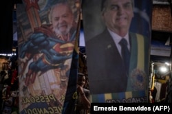 Полотенца на рынке в Рио-де-Жанейро с изображениями Лулы да Силва и Жаира Болсонару