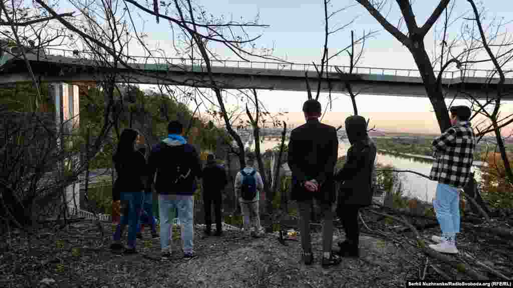 Кияни спостерігають роботу комунальних служб з ліквідації наслідків російських ракетних ударів по столиці