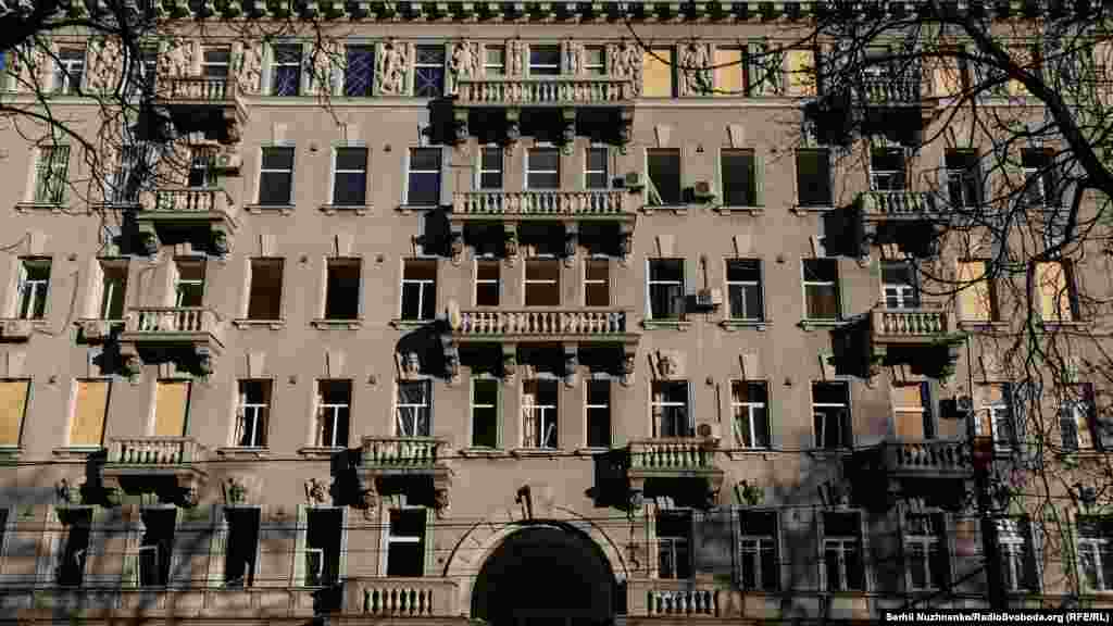 Будівлі поблизу парку теж зазнали пошкоджень. Міністр культури та інформаційної політики Олександр Ткаченко повідомив про пошкодження кількох об'єктів культурної спадщини внаслідок обстрілу: Київської філармонії, Музеїв Ханенків та Тараса Шевченка