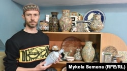 В своей мастерской