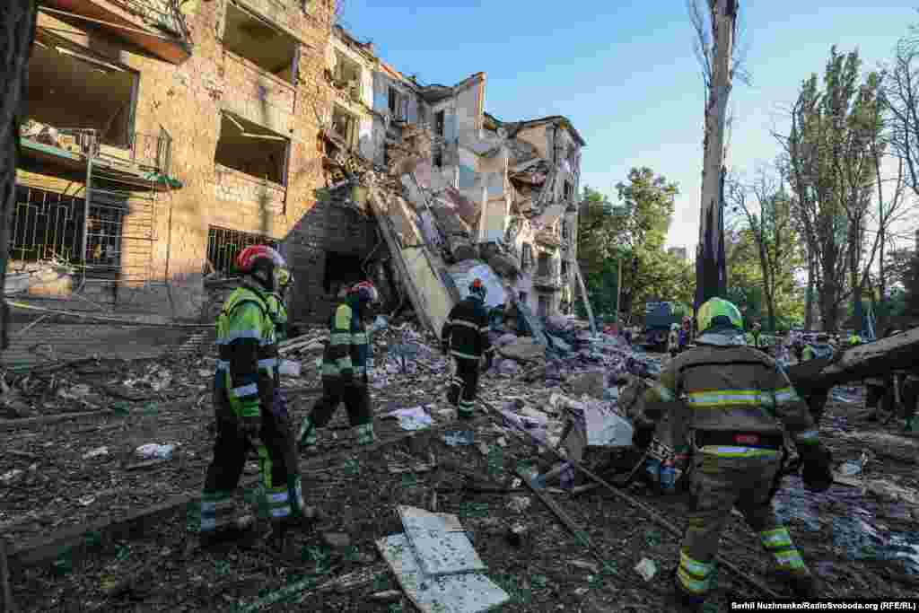 У Шевченківському районі Києва в ніч проти 23 червня внаслідок російського удару ракетами і дронами був зруйнований цілий під’їзд житлової багатоповерхівки, влада наразі повідомила про шістьох загиблих