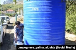 Емкости с технической водой для сел в Большой Алуште во время дефицита воды, август 2025 года