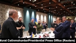 Президент Туреччини Ердоган зустрічає переговорників від України і Росії у Стамбулі 29 березня 2022 року