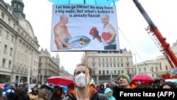 Перадвыбарчая агітацыя ў Вугоршчыне, на плякаце - Уладзімір Пуцін і прэм'ер Вугоршчыны, Віктар Орбан