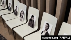 Партрэты загінулых у зьняволеньні беларускіх палітвязьняў на другім Кангрэсе ў справе палітычных зьняволеных Беларусі, які праходзіў у Варшаве, 26 верасьня 2025