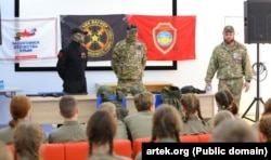 Учасники повномасштабного вторгнення Росії в Україну виступають перед вихованцями дитячого центру «Артек», весна 2024 року