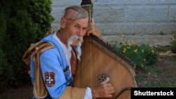 Остап Кіндрачук грає на бандурі в Ялті, 14 липня 2012 року