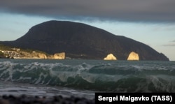 Вид на гору Аю-Даг. Гурзуф, Крым. Архивное фото