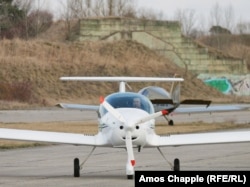 Пилот выруливает на взлетно-посадочную полосу на авиабазе Миловице, март 2025 года