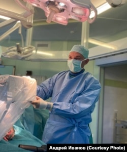 Після звільнення з лав російської армії Андрій Іванов працює цивільним лікарем