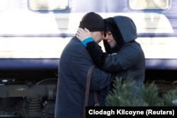 50-летние Татьяна и Анатолий прощаются на перроне. Она уезжает эвакуационным поездом во Львов, а он остается. Покровск, 8 января 2023 года