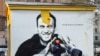 Punëtorët lyejnë murin ku është vendosur grafiti në mbështetje të Aleksei Navalnyt në Shën Petersburg. Portreti i Navalnyt është shoqëruar me fjalinë: "Heroi i kohërave të reja". 