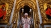 Mitropolitul Epifanie I, capul Bisericii Ortodoxe din Ucraina, oficiază pentru prima dată o slujbă de Crăciun în Lavra Pecersk din Kiev, folosită anterior de ramura Bisericii Ortodoxe Ucrainene loială Moscovei