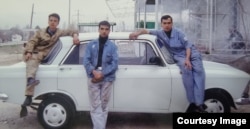 Шавкат (слева) с братьями на работе в Узбекистане.