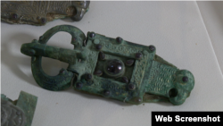 Наиболее известный тип – так называемые орлиноголовые пряжки. Правый конец таких пряжек украшен головой орла