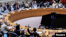 გაეროს უშიშროების საბჭოს წევრები კენჭს უყრიან რუსეთისა და ჩინეთის მიერ მიღებულ რეზოლუციას ირანის წინააღმდეგ სანქციების ხელახლა დაწესების გადადების შესახებ. რეზოლუცია ჩავარდა. 26 სექტემბერი, 2025