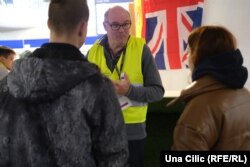 Andy Spark, volonter iz Velike Britanije, pojašnjava procedure dobivanja dozvole za šestomjesečni boravak u toj zemlji