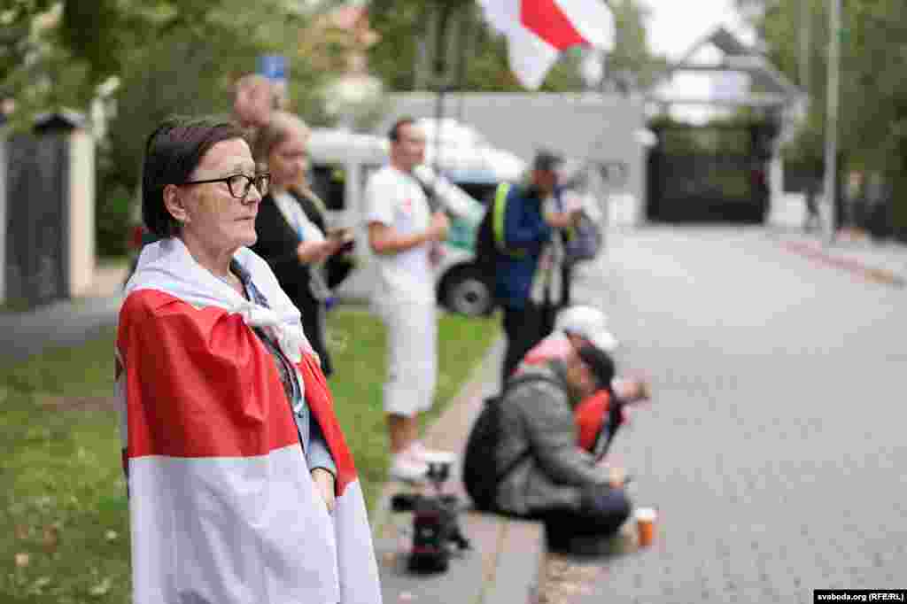 У людзей было шмат беларускіх нацыянальных сьцягоў