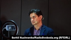 Сеитаблаев во время документального перформанса «Крым, 5 утра», рассказывающего о преследовании активистов и журналистов в Крыму после 2014 года. 2 ноября 2021 года, Киев