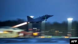 Шведський винищувач JAS 39 Gripen C/D злітає під час військових маневрів НАТО «Nordic Response 24»