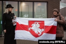 Беларусы сустракаюць аўтобус з палітзьняволенымі