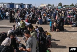 Афганские беженцы на пограничном переходе Ислам-Кала на границе с Афганистаном после депортации из Ирана. 28 июня 2025 года
