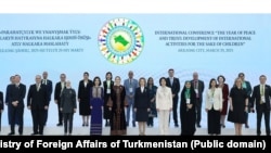 “Parahatçylyk we ynam ýyly: Çagalar üçin halkara çäreleriň ösüşi” atly konferensiýasynyň gatnaşyjylary. Arkadag, 2025-nji ýylyň 29-njy marty.