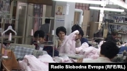 Работнички во текстилна фабрика. 