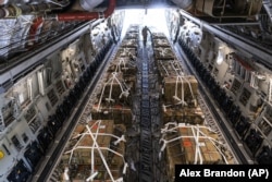 Транспортний літак C-17 завантажений 155-мм снарядами та детонаторами, які прямують до України. Авіабаза Довер, штат Делавер, США. 29 квітня 2022 року