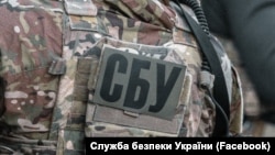 Чоловіка затримали на робочому місці. Йому повідомили про підозру в державній зраді в умовах воєнного стану