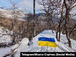 Прапор України на горі Басман. Одна з акцій руху «Жовта Стрічка» у березні 2025 року
