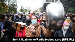 «Маю право працювати»: протест проти запровадження карантину вихідного дня під Кабміном (фото)