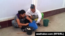 Türkmenistan. Ýumurtganyň köçe söwdasy. Arhiw suraty